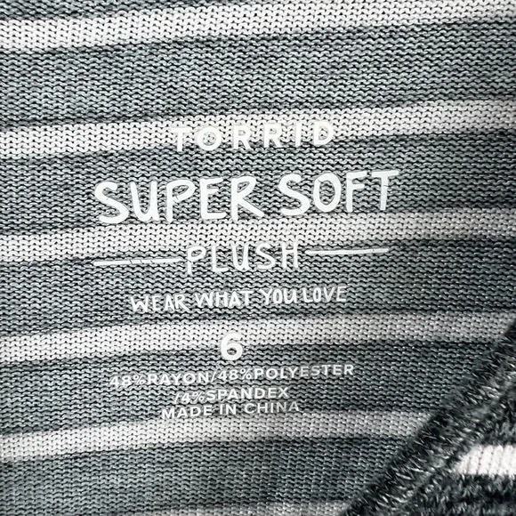 Torrid Womens Shirt Super Soft Plush Tunic Vneck Striped Knit Comfy Size 6X - Picture 6 of 6
